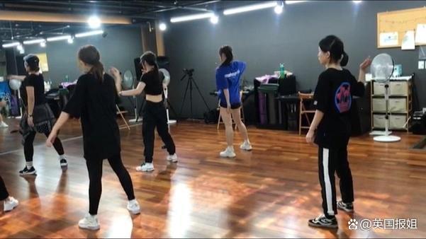 在以偶像文化闻名世界的韩国,娱乐公司培养青少年练习生成为偶像歌手